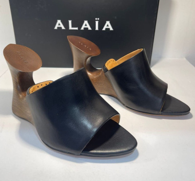 ШЛЕПКИ ALAIA 