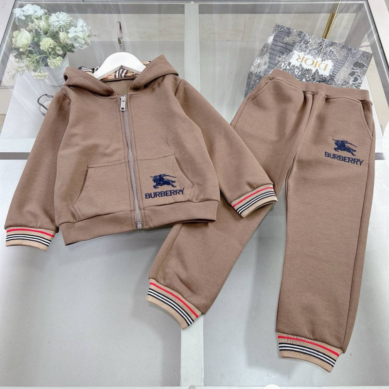 ДЕТСКИЙ КОСТЮМ BURBERRY