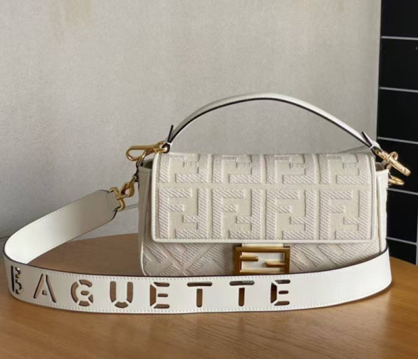 СУМКА FENDI BAGUETTE 