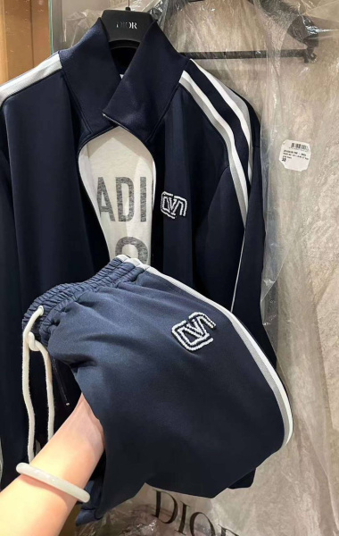 КОСТЮМ VALENTINO  64900 фото анонса