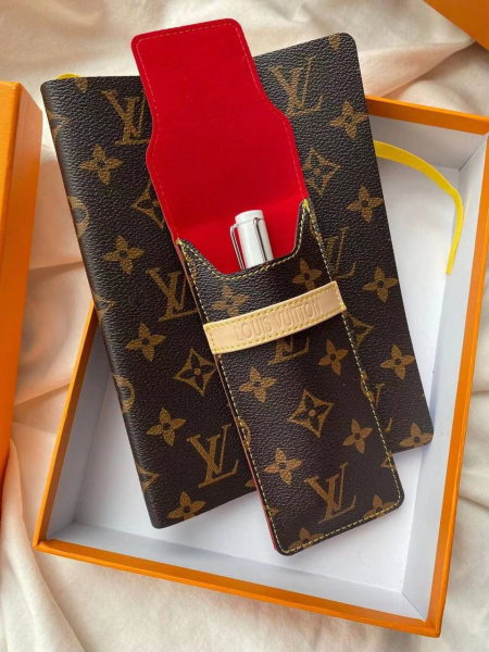 НАБОР БЛОКНОТ И ЧЕХОЛ ДЛЯ РУЧКИ LOUIS VUITTON 50411 фото анонса